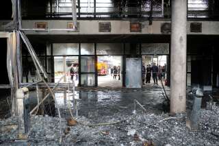Les lycéens poursuivent les blocages, un établissement partiellement incendié