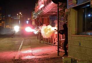 Un protestant palestinien lance un projectile à l'encontre des forces de sécurité israéliennes à Bethlehem le 15 mai 2021.