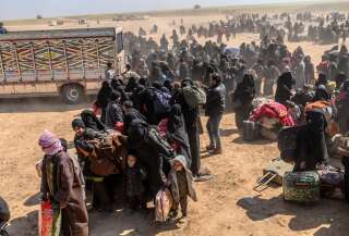 Des femmes et des enfants évacués de Baghouz, dernière enclave contrôlée par Daech en Syrie, se rendant sur une zone de contrôle tenue par les Forces démocratiques syriennes, le 6 mars 2019.