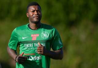 Le footballeur Djibril Cissé s'échauffe pendant un entrainement avec son club suisse Yverdon Sport FC.