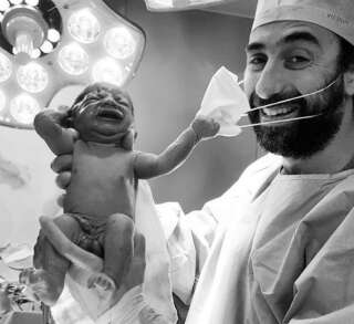 Ici, le cliché qui a fait sensation sur Instagram. Le bébé qui tente de retirer le masque du gynécologue.