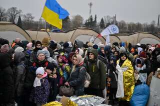 Des centaines de réfugiés attendent d'être transférés dans des centres après avoir traversé la frontière entre la Pologne et l'Ukraine le 6 mars 2022.(Photo by Louisa GOULIAMAKI / AFP)
