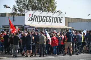 Des syndicalistes et salariés rassemblés lors d'une manifestation devant l'usine Bridgestone de Béthune, le 17 septembre 2020.