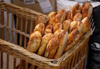 La France va proposer la baguette pour entrer au Patrimoine mondial de l'Unesco (photo d'illustration de baguettes dans une boulangerie de Montmartre à Paris le 30 avril 2020)