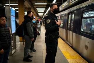 Que sait-on de l'homme recherché après la fusillade dans le métro de New York (Photo prise au métro de Brooklyn où a eu lieu l'attaque le 13 avril 2022 par AP Photo/John Minchillo)