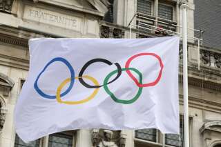 Photo d'illustration du drapeau olympique devant l'hôtel de Ville à Paris le 9 août 2021. (AP Photo/Adrienne Surprenant)