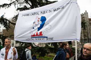 Des centaines de personnes, le 2 février 2020, devant l'hôpital Debré à Paris.