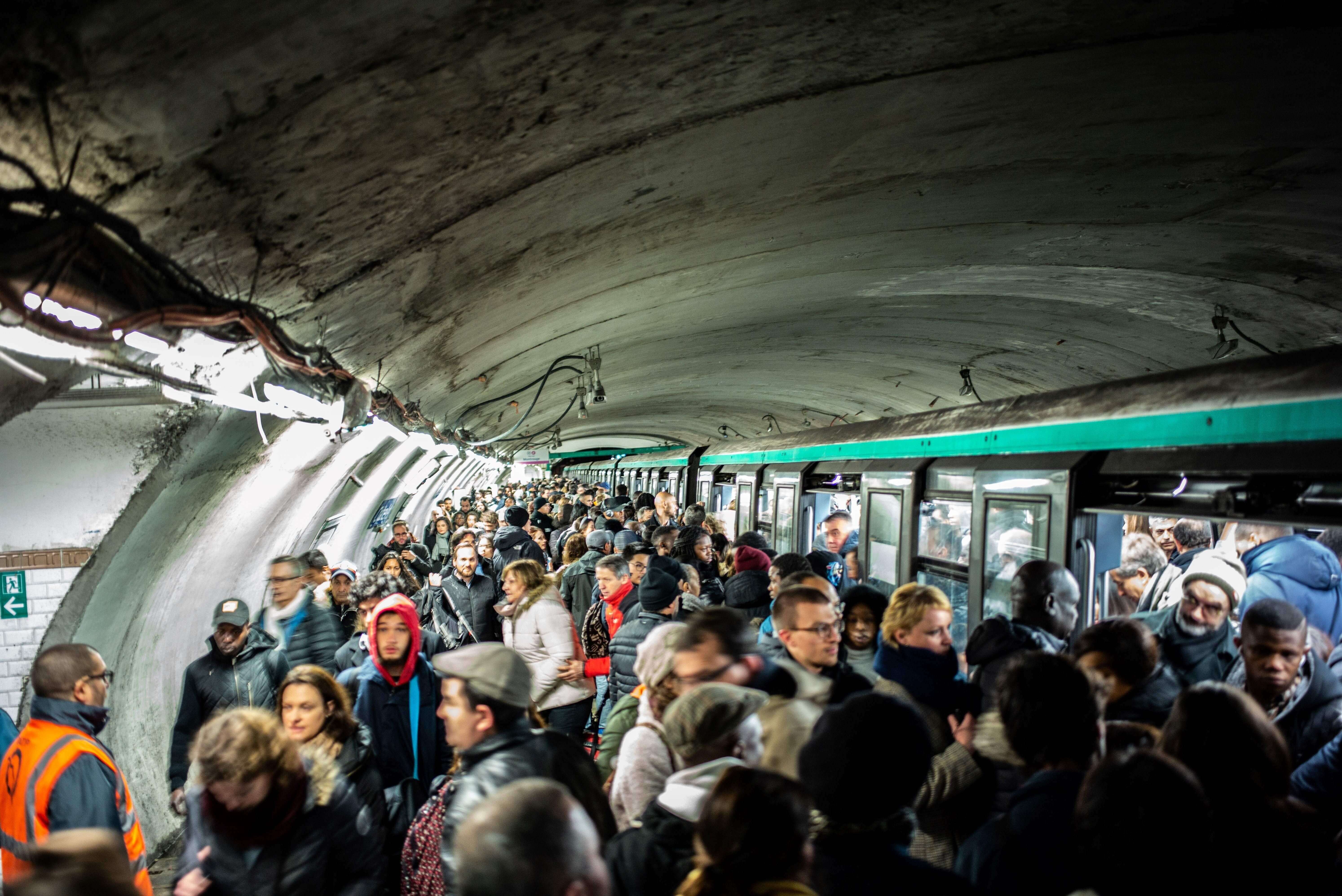Ces scènes de cohue vue le 16 décembre dans le métro parisien pourraient se renouveler dimanche 22 puisque seules les lignes automatiques seront ouvertes.