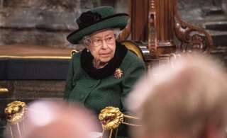 Pour sa première apparition à un événement public en plusieurs mois, Elizabeth II est arrivée au bras de son fils Andrew, qui a été l'objet d'accusations d’agression sexuelle. (Photo prise le 29 mars 2022 par Richard Pohle - WPA Pool/Getty Images)