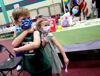 Deux enfants de 7 et 5 ans vaccinés à Pasadena, près de Los Angeles le 3 novembre 2021