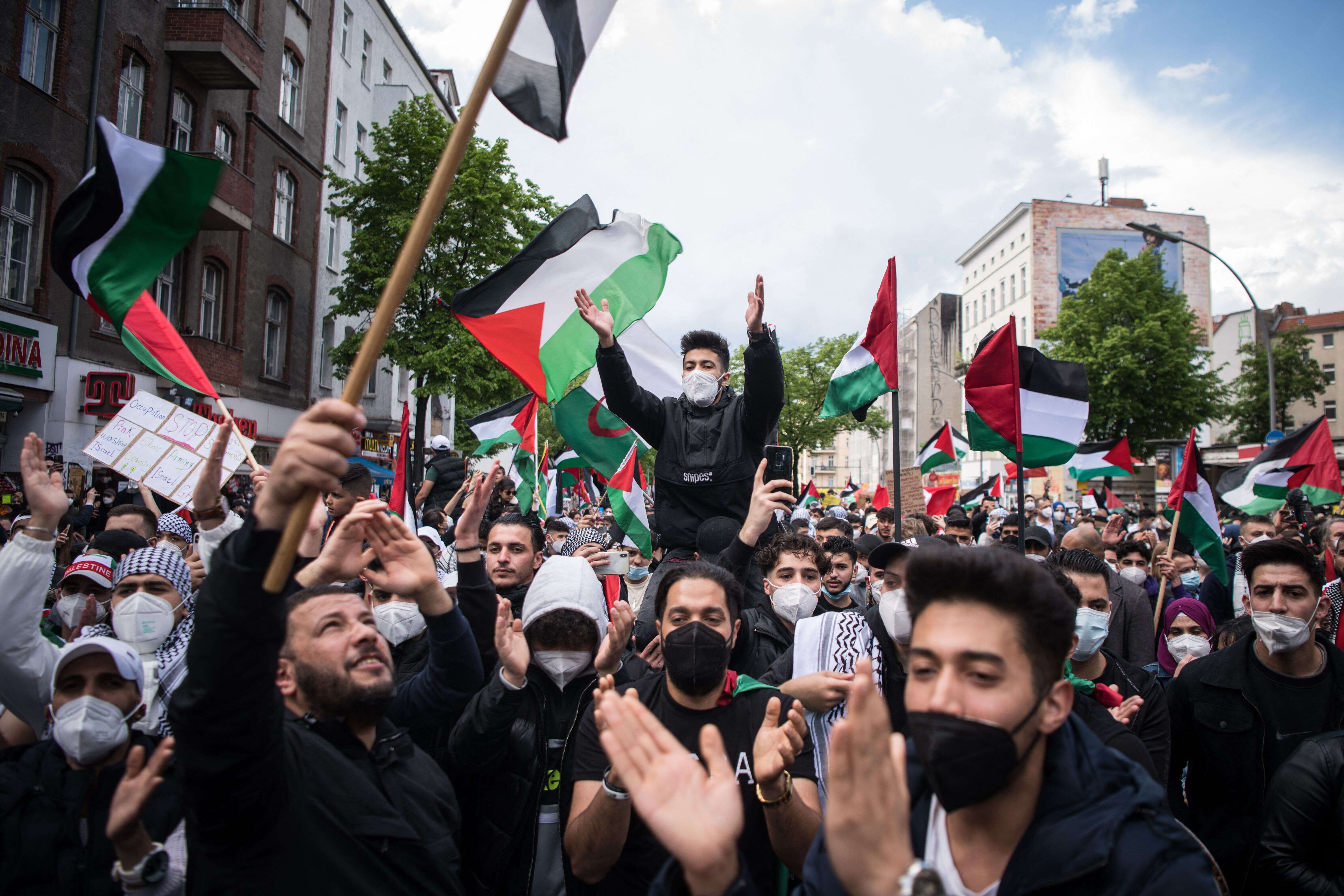 Des manifestants pro-palestiniens le 15 mai 2021 dans le quartier de Hermannplatz, à Berlin.