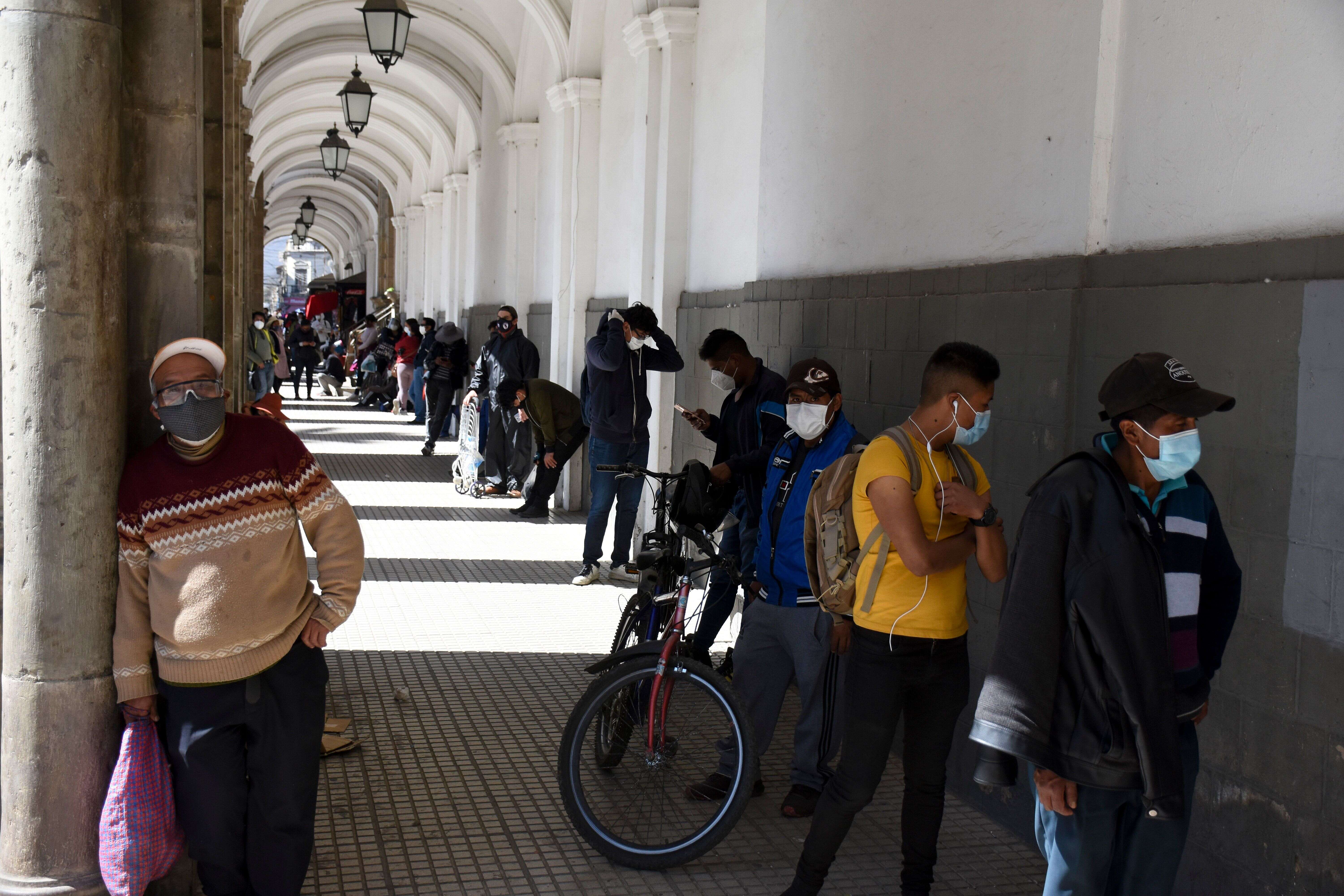 Dans la ville de Cochabamba, en Bolivie, des gens font la queue devant une pharmacie pour acheter du dioxyde de chlore.