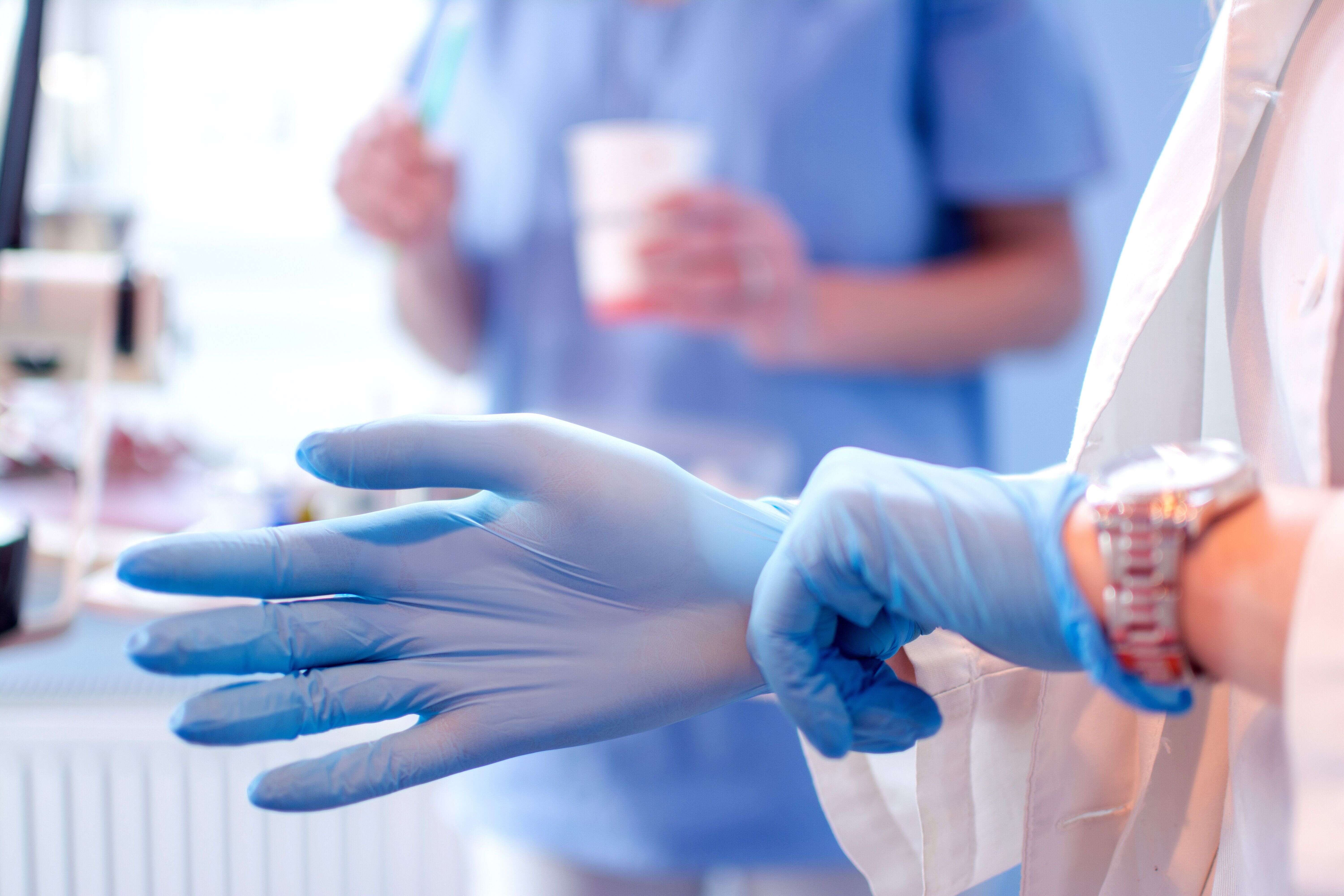 Les professionnels de santé s'inquiètent d'une pénurie de gants chirurgicaux