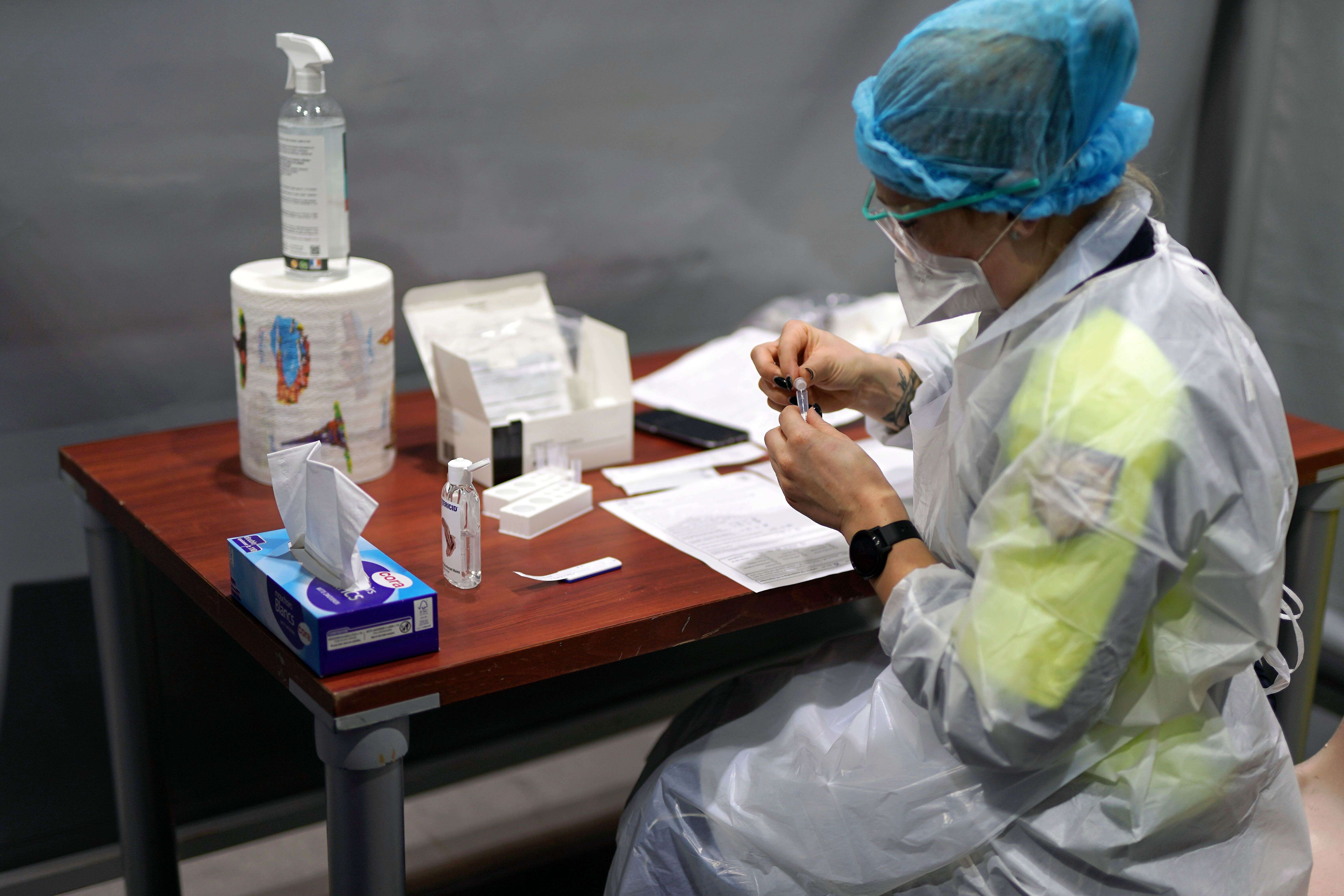 Des premiers cas de variant indien détectés dans plusieurs départements (photo: un membre du personnel d'un labo manipule un tube de test PCR à Dunkerque)