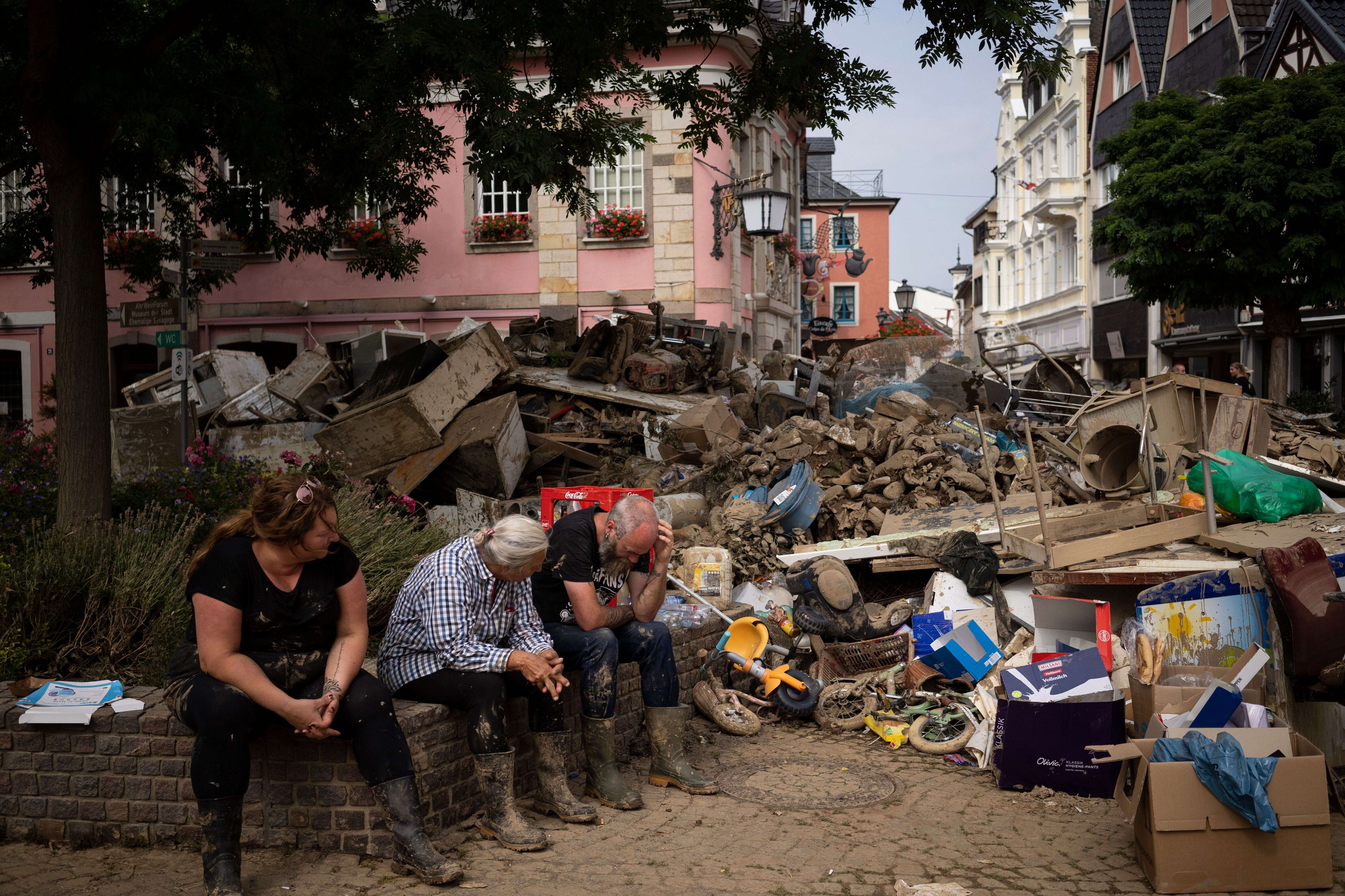 Photo prise le 19 juillet dans la région de Rhénanie-Palatinat, où les habitants tentent de nettoyer les dégâts des inondations mortelles. (AP Photo/Bram Janssen)