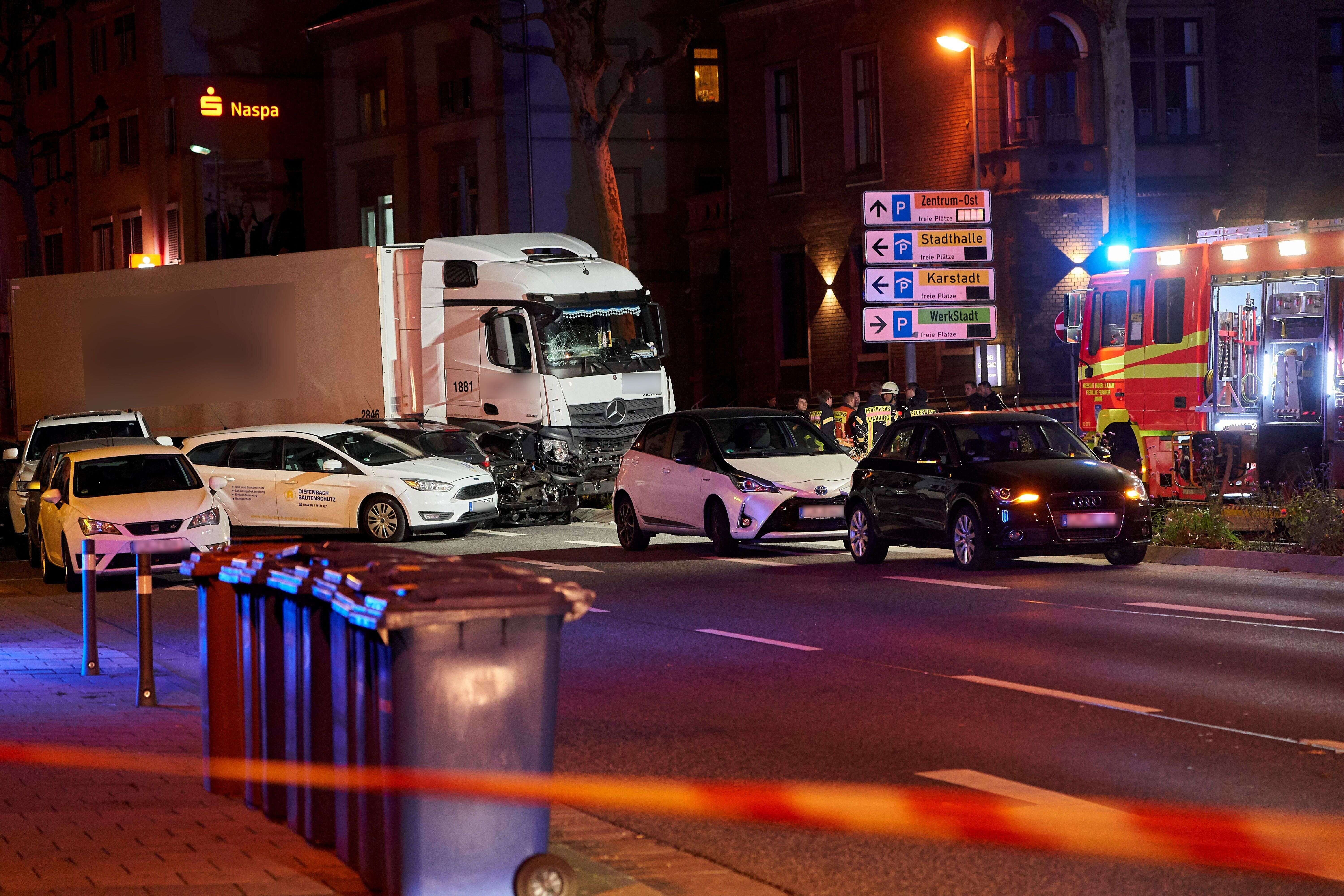 Une photo du camion volé écrasé devant des voitures arrêtées à un feu rouge à Limburg, dans l'ouest de l'Allemagne, le 7 octobre 2019.