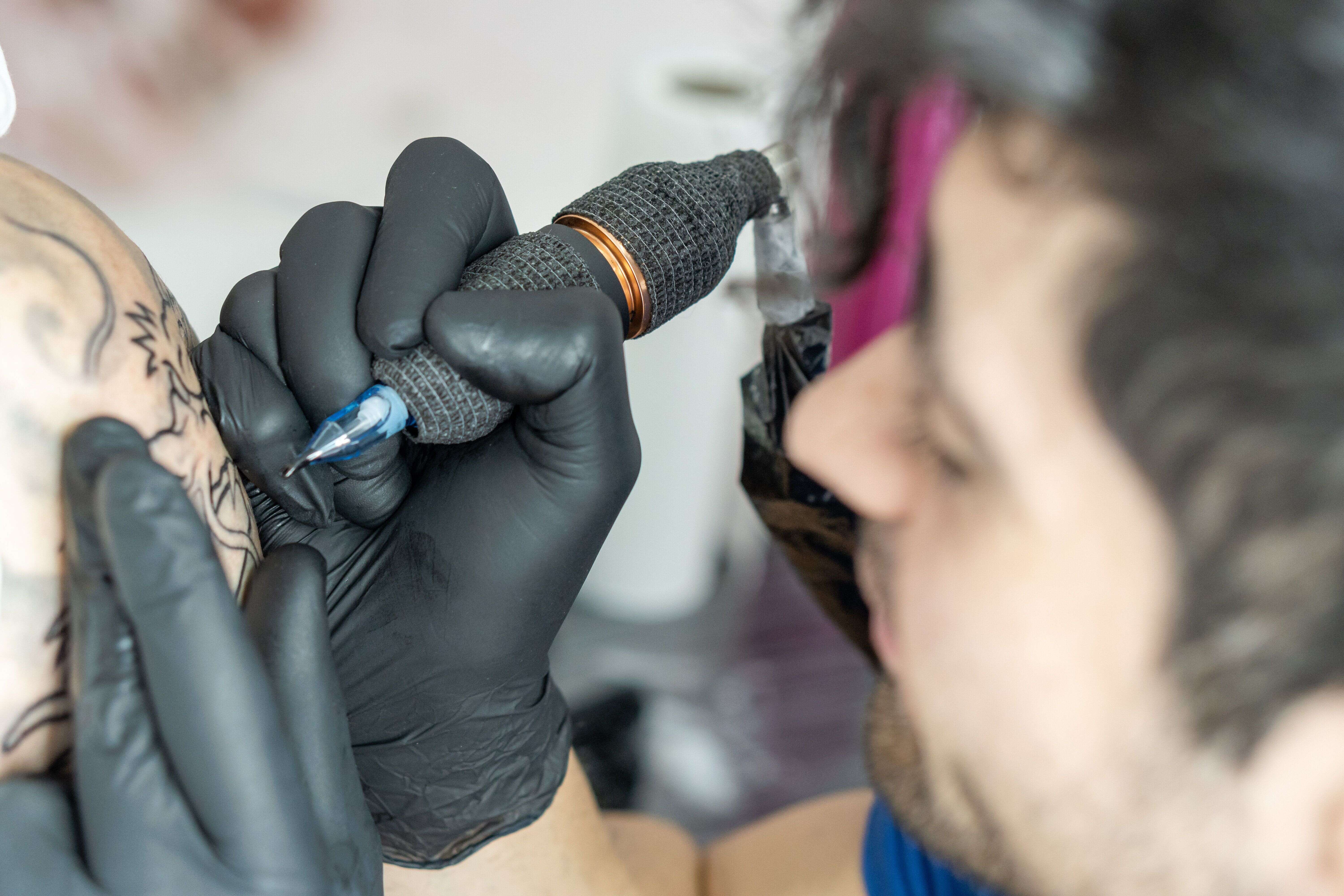 L'interdiction de certains pigments à partir du 4 janvier dans les encres de tatouage inquiète les professionnels