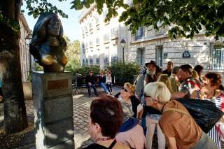 Des touristes devant le buste de Dalida en 2016
