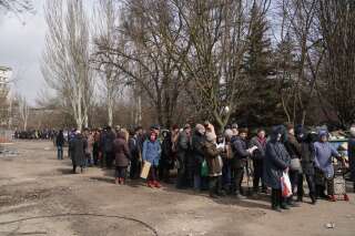 Des civils évacués de Marioupol grâce à un couloir humanitaire sous contrôle russe, le 26 mars 2022, en Ukraine.