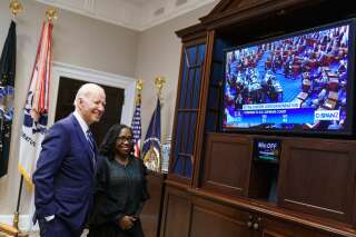 Joe Biden en compagnie de Ketanji Brown Jackson pour assister au vote du Sénat américain ce jeudi 7 avril.