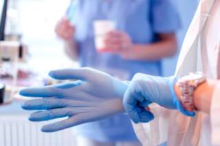 Les professionnels de santé s'inquiètent d'une pénurie de gants chirurgicaux