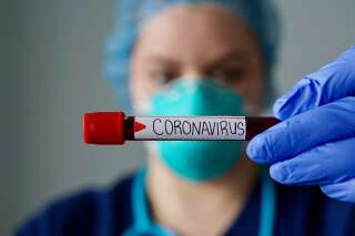 Une infirmière portant un test de sang positif au nouveau coronavirus.