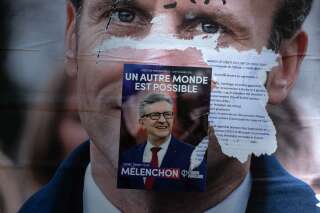 Les affiches d'Emmanuel Macron et Jean-Luc Mélenchon, le 17 avril 2022 à Paris