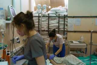 Des infirmières à l'hôpital pédiatrique de Zaporijie le 22 mars 2022. Elles soignent de jeunes patients dont Milena, Ukrainienne de 13 ans blessée par balle alors qu'elle évacuait Marioupol avec sa famille.