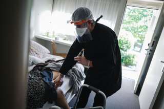 Un médecin au chevet d'un patient infecté par un coronavirus, à Chelles (Seine-et-Marne), le 22 avril 2020.