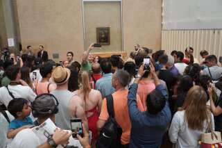 En 2018, plus de 10 millions de visiteurs ont foulé les pavés du Louvre, jouant des coudes pour prendre leur précieuse photo.
