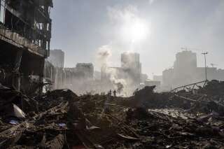 Guerre en Ukraine: Kiev violemment attaquée, Marioupol dévastée... Le point sur la situation