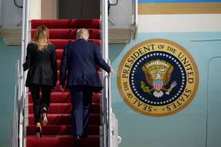 Photo d'illustration montrant Donald et Melania Trump montant à bord de l'avion Air Force One pour rejoindre Cleveland, où le premier débat face à Joe Biden a eu lieu, le 29 septembre 2020.