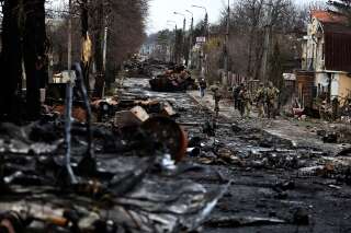 410 civils retrouvés morts dans les territoires libérés, le point sur la situation en Ukraine (Photo de soldats ukrainiens à Boutcha après avoir repris le contrôle de la ville.