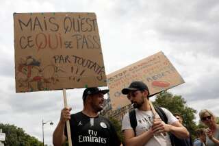 Photo prise lors d'une manifestation contre le pass sanitaire le 21 août 2021 à Paris.  (AP Photo/Adrienne Surprenant)