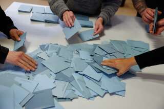 Des bulletins lors de l'élection présidentielle le 24 avril 2022, à  Schiltigheim, (AP Photo/Jean-Francois Badias)