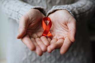 VIH: 43% des personnes séropositives cachent 