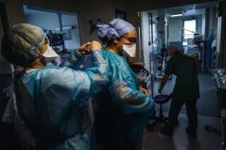 Des infirmières s'apprêtent à soigner des patients atteints de Covid-19 à l'hôpital Lariboisière à Paris, le 14 octobre 2020. (Photo LUCAS BARIOULET/AFP via Getty Images)
