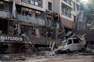 Le quartier résidentiel proche du centre-ville de Kiev, touché par les bombardements russes ce dimanche 26 juin, est dévasté.