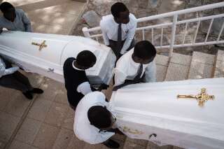 Les restes de quelque 85.000 victimes ont été disposés dans des cercueils blancs.