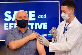 Mike Pence s'est fait vacciner contre le Covid-19 en direct