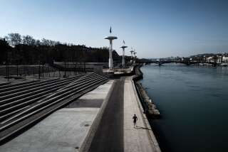 Une personne faisant un jogging à Lyon le 20 mars 2020.