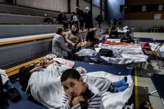 Après le séisme qui a causé des dommages importants au Teil, dans l'Ardèche, plusieurs dizaines d'habitants ont été hébergés pour la nuit dans un gymnase de la ville.