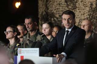 À Abidjan en Côte d'Ivoire, Macron parle retraite avec les soldats français