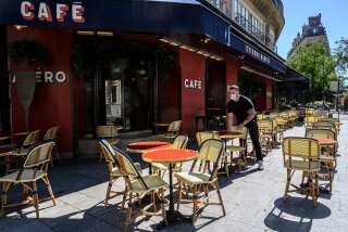 Un restaurateur préparant sa terrasse à Paris, le 31 mai 2020.