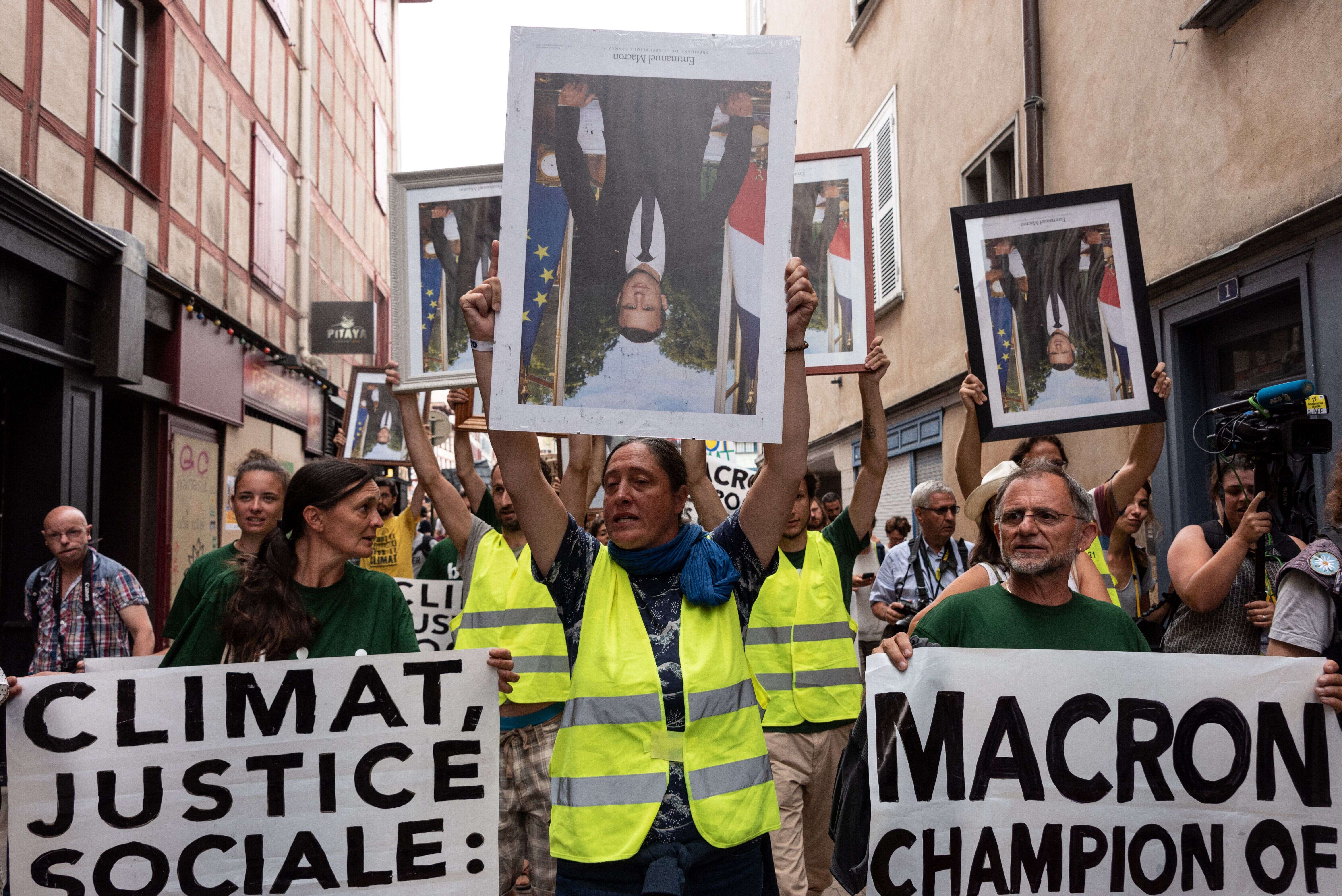 De nombreux militants pro-climat défilent des mois avec des portraits volés d'Emmanuel Macron pour réclamer davantage d'action de la part du gouvernement en faveur de l'environnement.