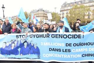 Sur cette photo prise le 2 octobre à Paris, des manifestants réclament des actions de la France pour mettre fin au génocide en cours des Ouïghours par Pékin.