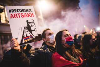 Plusieurs milliers de membres de la diaspora arménienne en France se sont réunis devant l'Assemblée nationale à Paris pour demander au gouvernement de prendre une position officielle de soutien à l'Arménie dans la guerre du Haut-Karabakh, le 13 octobre 2020 (Photo Samuel Boivin/NurPhoto/Getty images)