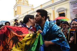 Des membres de la communauté LGBT manifestent devant le Congrès du Guatemala en 2018 contre la proposition de loi pour la protection de la vie et de la famille. Elle a été votée le 8 mars 2022, quatre ans plus tard.