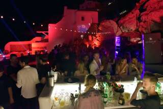 La musique interdite dans les bars et restaurants de Mykonos dans le cadre des restrictions anti-Covid (Photo d'illustrations prise lors d'une fête à Mykonos en juillet 2017) MYKONOS,