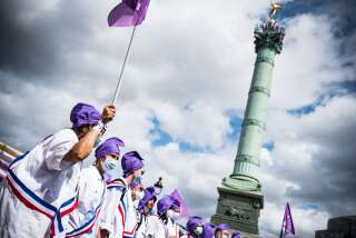 Une manifestation de soignants le 14 juillet 2020 place de la Bastille à Paris, en parallèle à la cérémonie officielle sur les Champs-Elysées rendant hommage aux soignants ayant lutté contre le coronavirus.